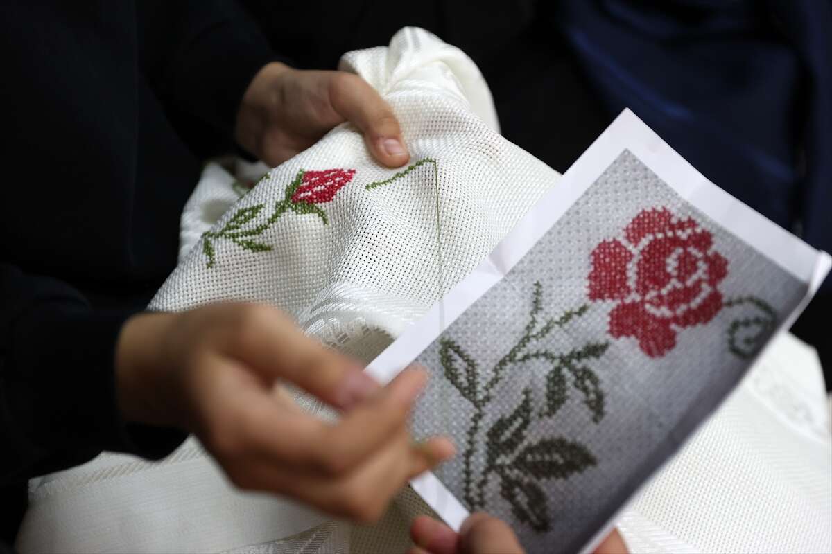 Konya’da İHL öğrencilerinin işledikleri seccadeler Gazze için umut olacak 12